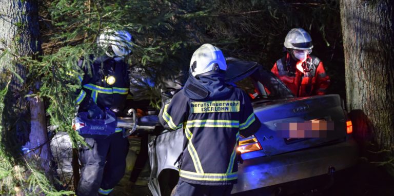 Die Feuerwehr musste den 31-jährigen Fahrer mit schwerem Gerät aus dem Pkw schneiden.
