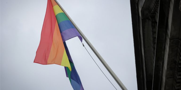 So könnte es demnächst in Dortmund aussehen: Rund 1000 Regenbogenflaggen sollen ab Freitag in der Dortmunder Innenstadt wehen.
