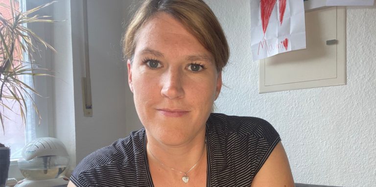 Annika Wenge ist Mutter einer Tochter, die von den Quarantänemaßnahmen an der Uhlandschule betroffen ist. Sie meint, es sei an der Zeit, „das Restrisiko einzugehen.“