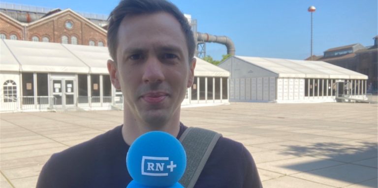 Redakteur Bastian Pietsch berichtet vom Start der Sonder-Impfaktion auf dem Phoenix-West-Gelände in Hörde.