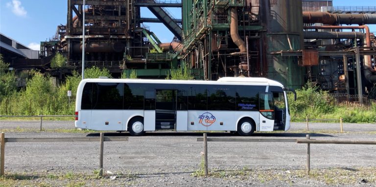 Auch mit Bussen kamen Kinder und Jugendliche am Donnerstag zum Impfzentrum auf Phoenix-West.