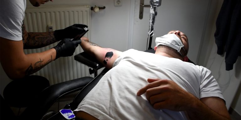 Ahmet lässt sich in Dortmund endlich ein altes Partner-Tattoo entfernen – indem ein neues darüber tätowiert wird.
