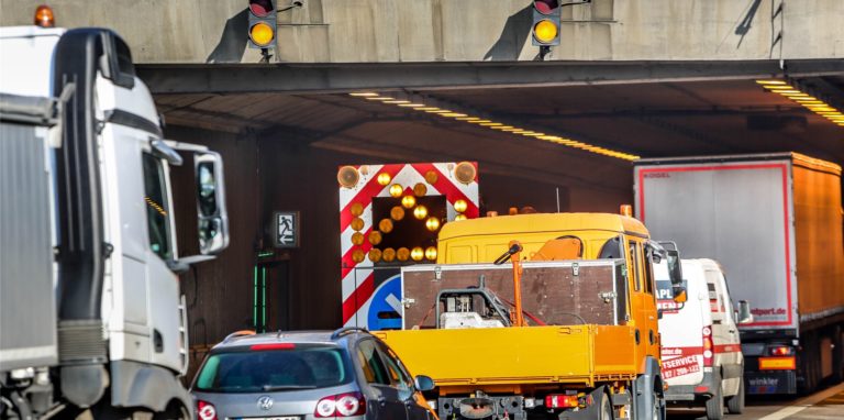 Stau vor dem Wambeler Tunnel: Ab Montag könnte es wieder zu solchen Bildern kommen.
