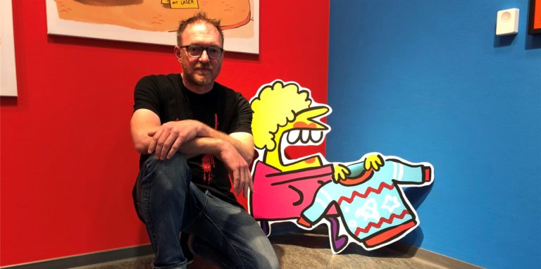 Große Frisuren, große Zähne, empörte Gesichter: Die charakteristischen Cartoon-Figuren von Holga Rosen sind jetzt in einer Ausstellung im Dortmunder Schauraum zu sehen.