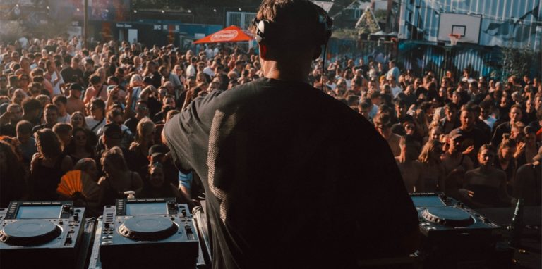 Am vergangenen Samstag (28.8.) zelebrierte das Publikum die Sets zweier DJs fast wie vor der Pandemie.