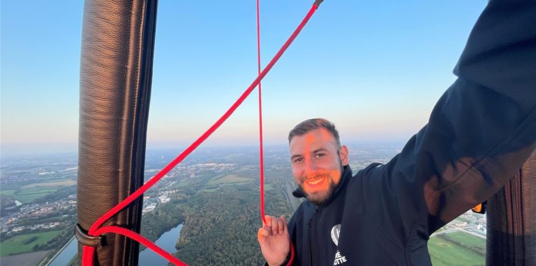 André Schütte ist Heißluftballon-Nationalfahrer und mit unserem Reporter in den Himmel des Ruhrgebiets aufgestiegen.