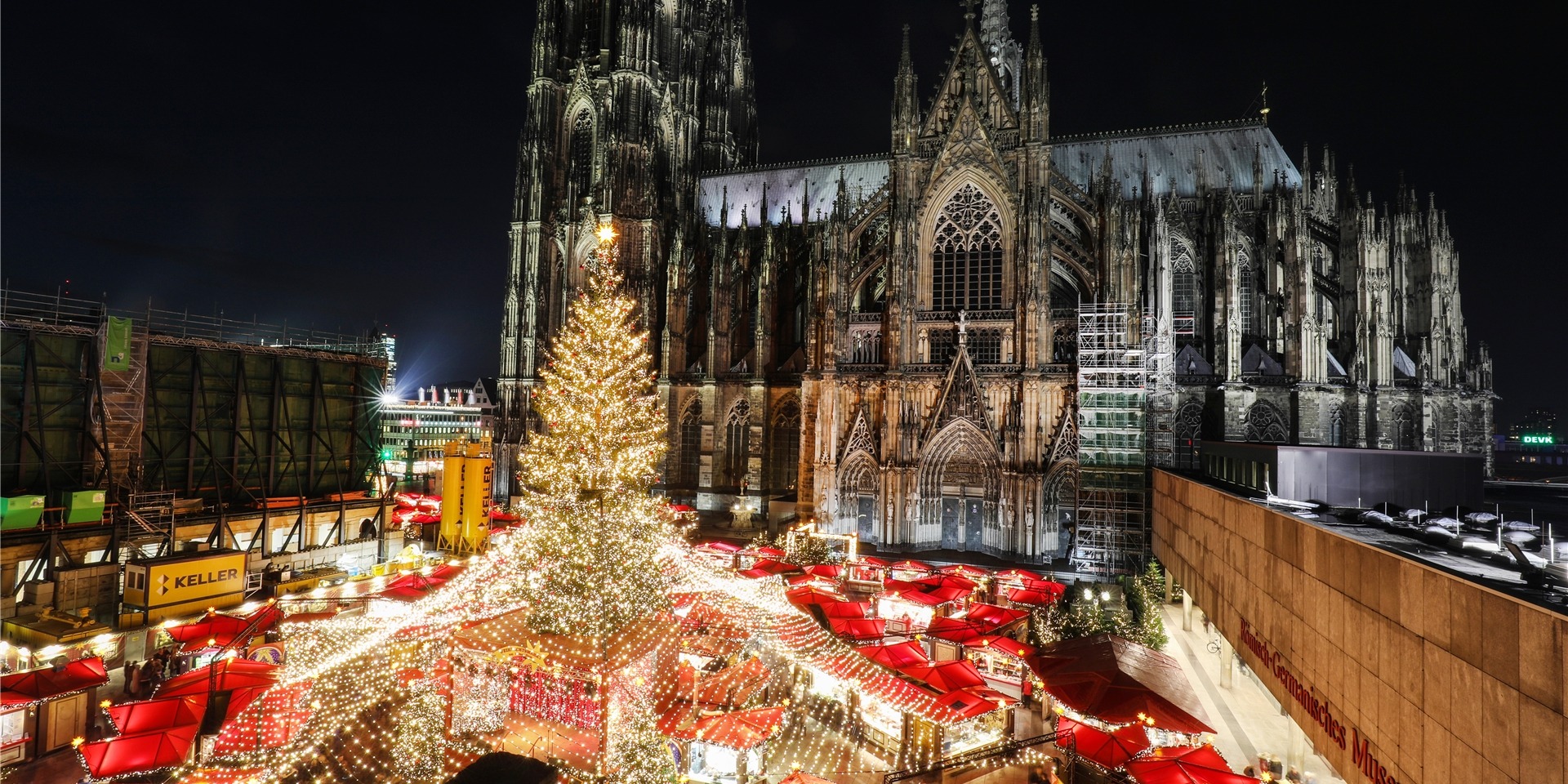 Der Weihnachtsmarkt in Köln ist neben dem Kölner Dom aufgebaut.
