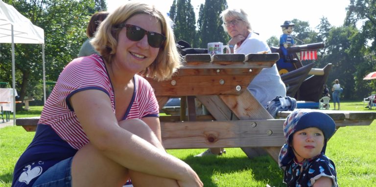 Melanie Lauth und Söhnchen Lasse genießen den Abbadetag am Elsebad in der Sonne. Viele Gäste waren gekommen, um das Bad vor Saisonschluss noch einmal zu besuchen. Und um zu spenden.