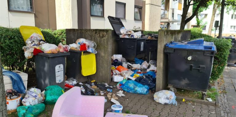 So sah vor dem Mietshaus, in dem Muradiye Üzgün wohnt noch vor ein paar Wochen aus, dann haben die Bewohner selbst aufgeräumt.