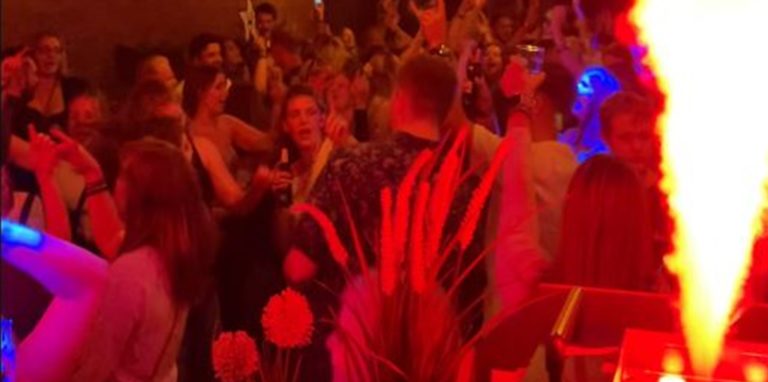 Am Samstag (4.9.) durfte in Dortmunds Clubs wie hier im Weinkeller wieder gefeiert werden.
