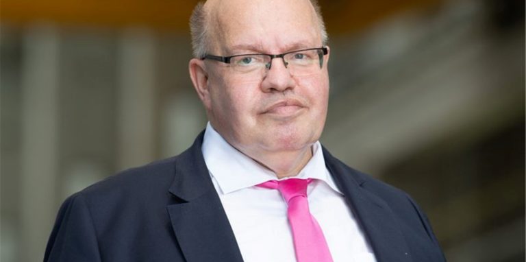 eter Altmaier (CDU), Bundesminister für Wirtschaft und Energie. Altmaier ist nach Informationen der dpa mit einem Notarzt in ein Berliner Krankenhaus gebracht worden.