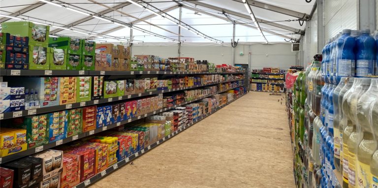 Ein Einblick in das Aldi-Verkaufszelt an der Raiffeisenstraße: Hier bietet Aldi für die kommende Zeit sein Sortiment an.