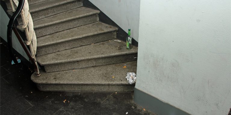 Leere Flaschen, Kippen, Papier, Zigarettenschachteln liegen herum, es stinkt nach Urin.