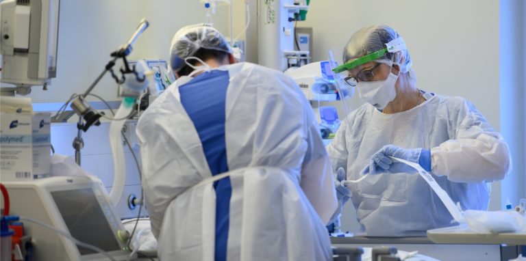 Eine Frau ist am Dienstag in Dortmund an der vom Coronavirus ausgelösten Krankheit Covid-19 gestorben. (Symbolbild)