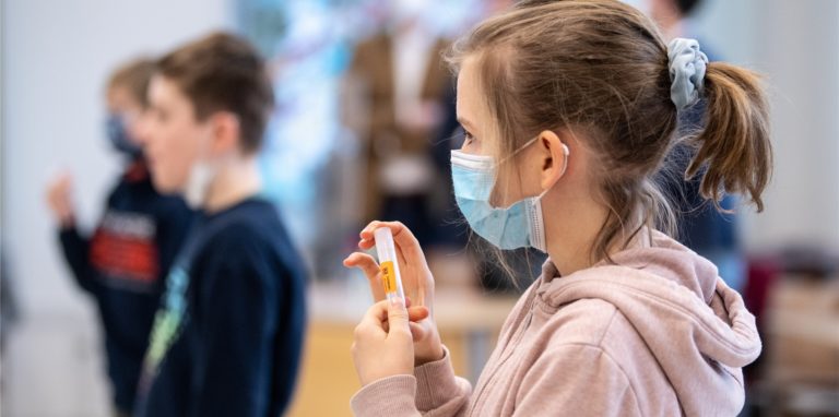Bei Corona-Fällen an Schulen und Kitas sollen erstmal nur die infizierten Kinder zu Hause bleiben.