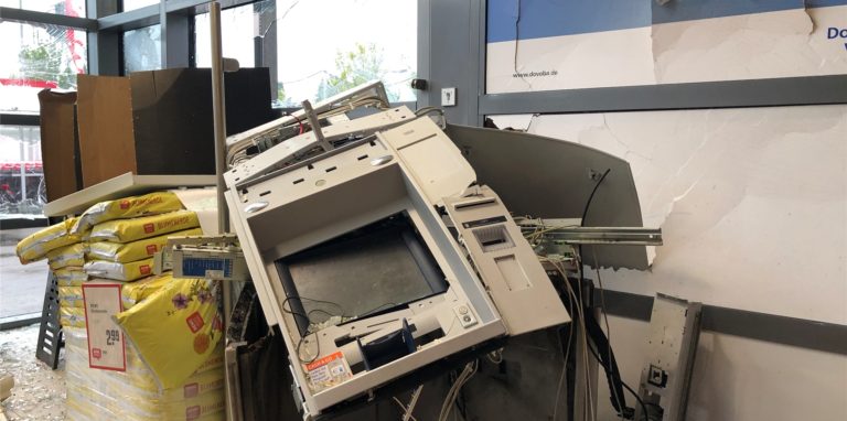 Der Volksbank-Geldautomat im Windfang der Derner Rewe-Filiale wurde durch eine Detonation zerstört und einige Meter weg von seinem ursprünglichen Standort geschleudert.