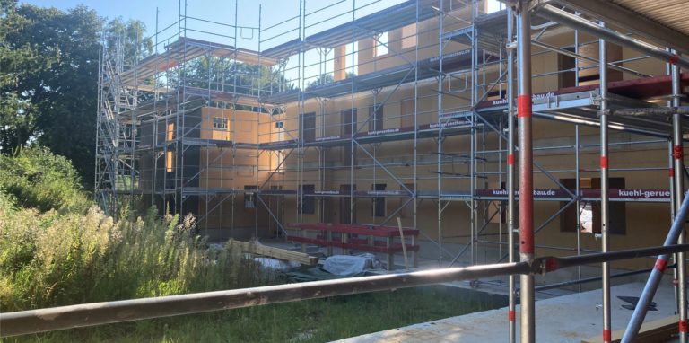Noch stehen die Rohbauten des Wohnprojektes „Gemeinsam Wohnen an den Linden“ nicht komplett, aber es geht voran.