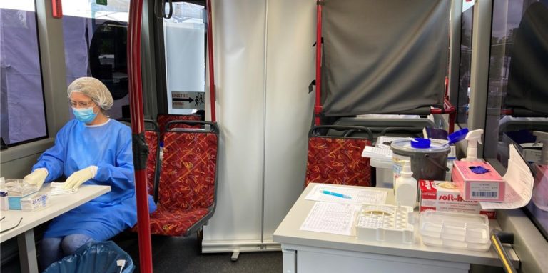Der Impfbus tourt durch Dortmund. Warum hält er nicht an Schnelltestzentren, vor denen Menschen morgens in langen Schlangen stehen?