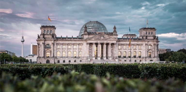 Zwei Wege führen in den Bundestag: Die Mehrheit der Erststimmen in einem Wahlkreis oder ein ausreichend hoher Platz auf einer Liste einer Partei.