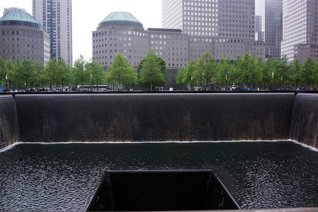 title attribut An der Gedenkstätte des World Trade Centers plätschert jetzt Wasser.