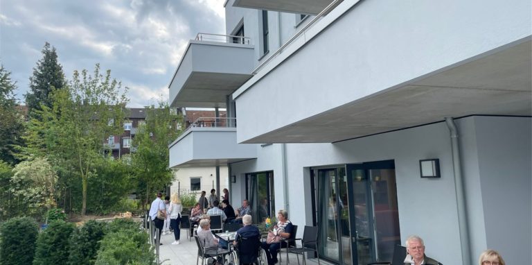 Auch die Außenanlage der Tagespflege Am Weidenbusch ist jetzt fertig und hat sich zu einem Lieblingsplatz für die Senioren entwickelt.