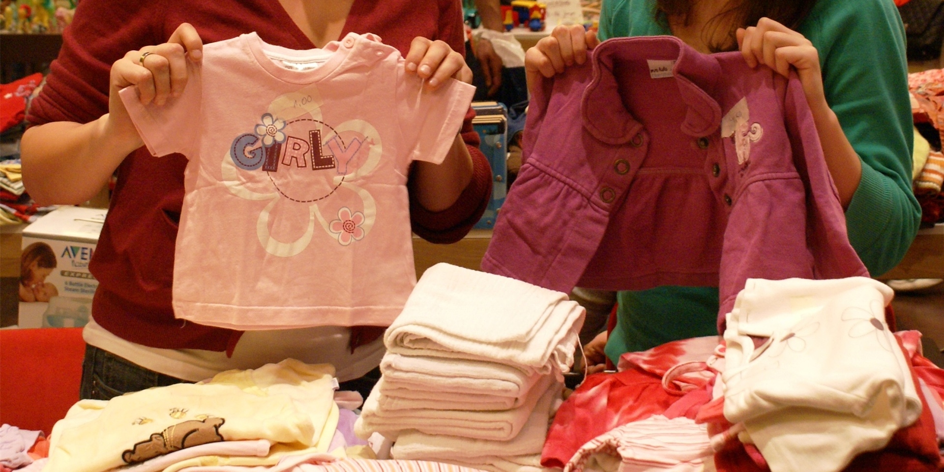 Beim Kids-Markt gibt es Kinderkleidung für den kleinen Preis. Eltern bieten gebrauchte Kleidung an und Fachgeschäfte verkaufen zu Messepreisen.