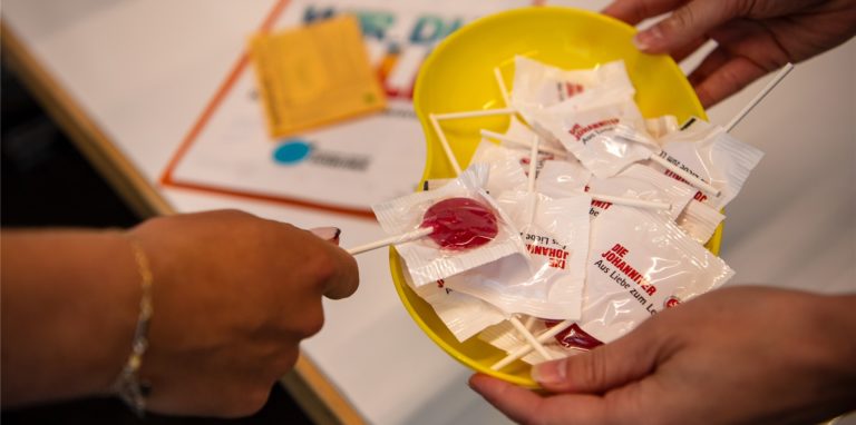 Kniffe, mit denen Zweiflern die Impfung näher gebracht werden soll, gibt es viele.