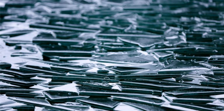 Glassplitter sorgen auf der B 54 in Dortmund für eine Gefahrenstelle. (Symbolbild)