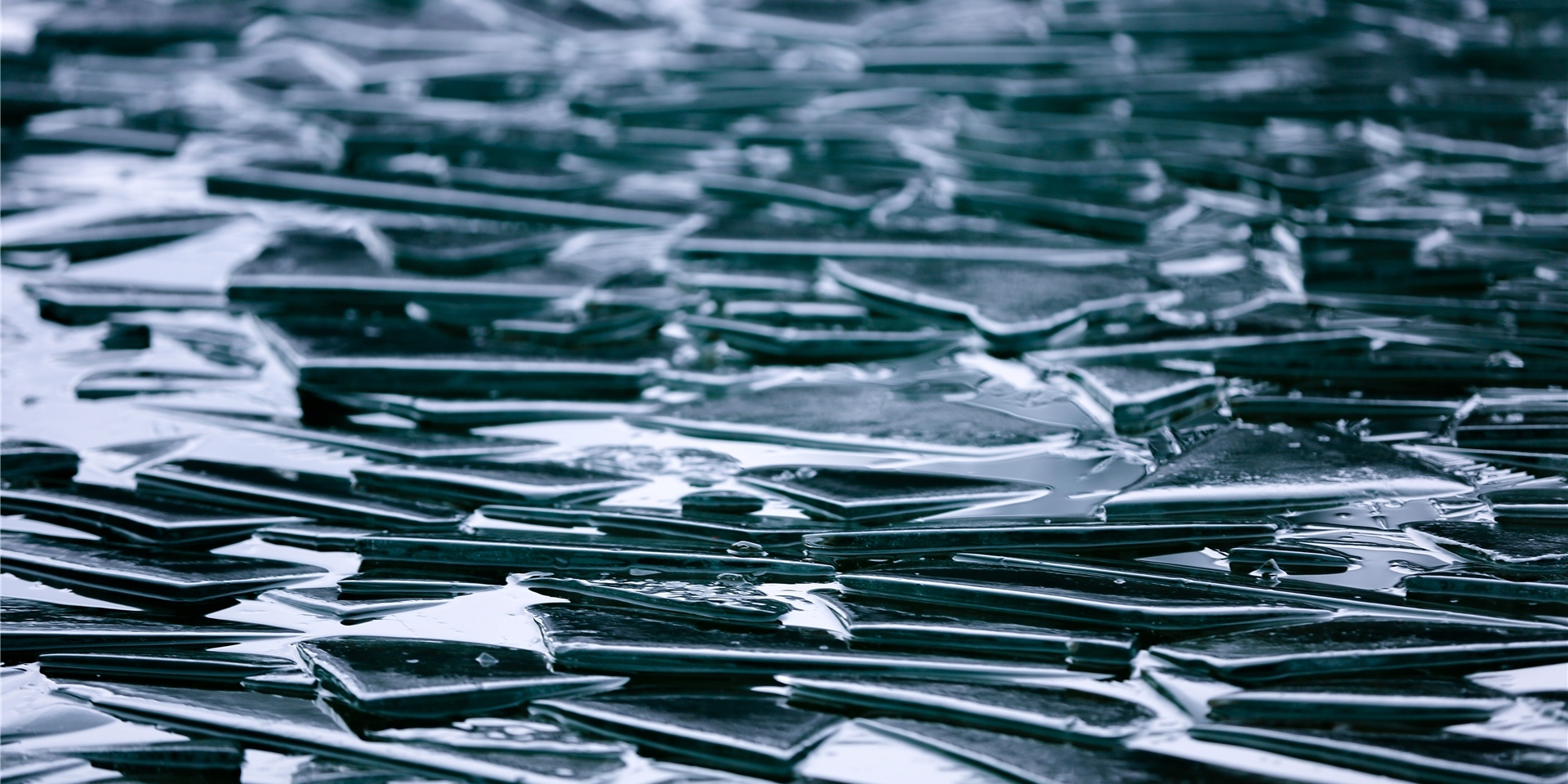 Glassplitter sorgen auf der B 54 in Dortmund für eine Gefahrenstelle. (Symbolbild)