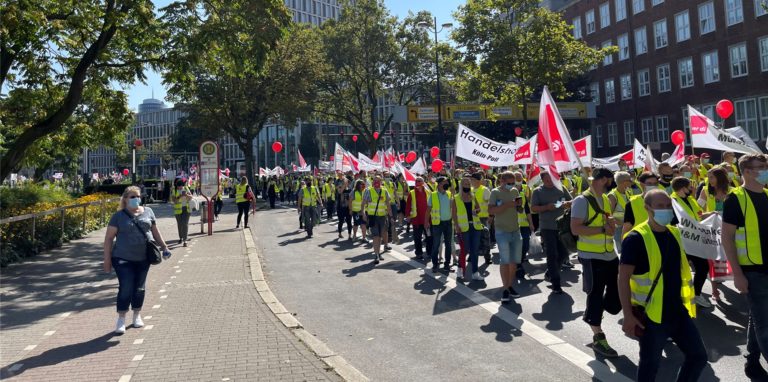 Etwa 2000 Beschäftigte des Handels demonstrierten in Dortmund für faire Löhne.