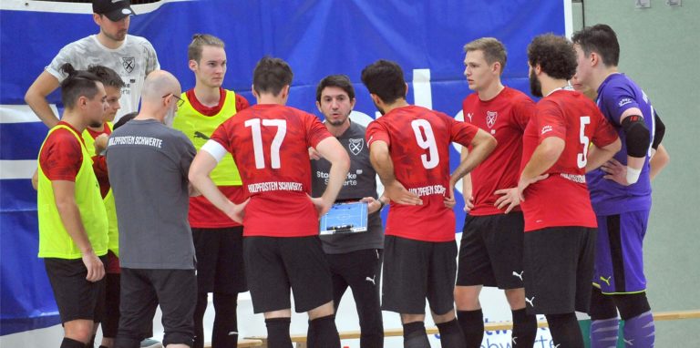 Die Holzpfosten-Futsaler mit Trainer Ronaldo Milani, hier in einer Auszeit gegen den Wuppertaler SV, sind am Samstag in Münster zu Gast.