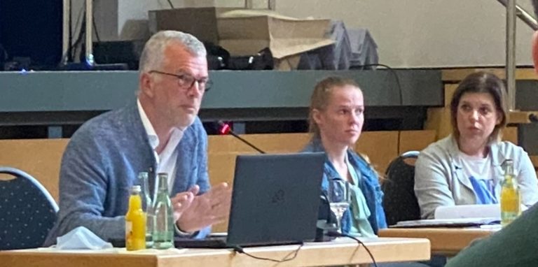 Der selbstständige Gutachter Christoph von Winterfeld war aus Hamburg angereist, um dem Jugendausschuss seine Zwischenergebnisse zum Spielplatzentwicklungsplan vorzustellen.