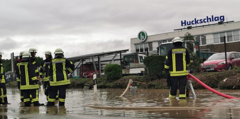 Die Firma Huckschlag aus Fröndenberg war vor allem vom Hochwasser der ersten Juli-Tage stark betroffen. Nach Starkregen war eine große Schlammschicht zurück geblieben.