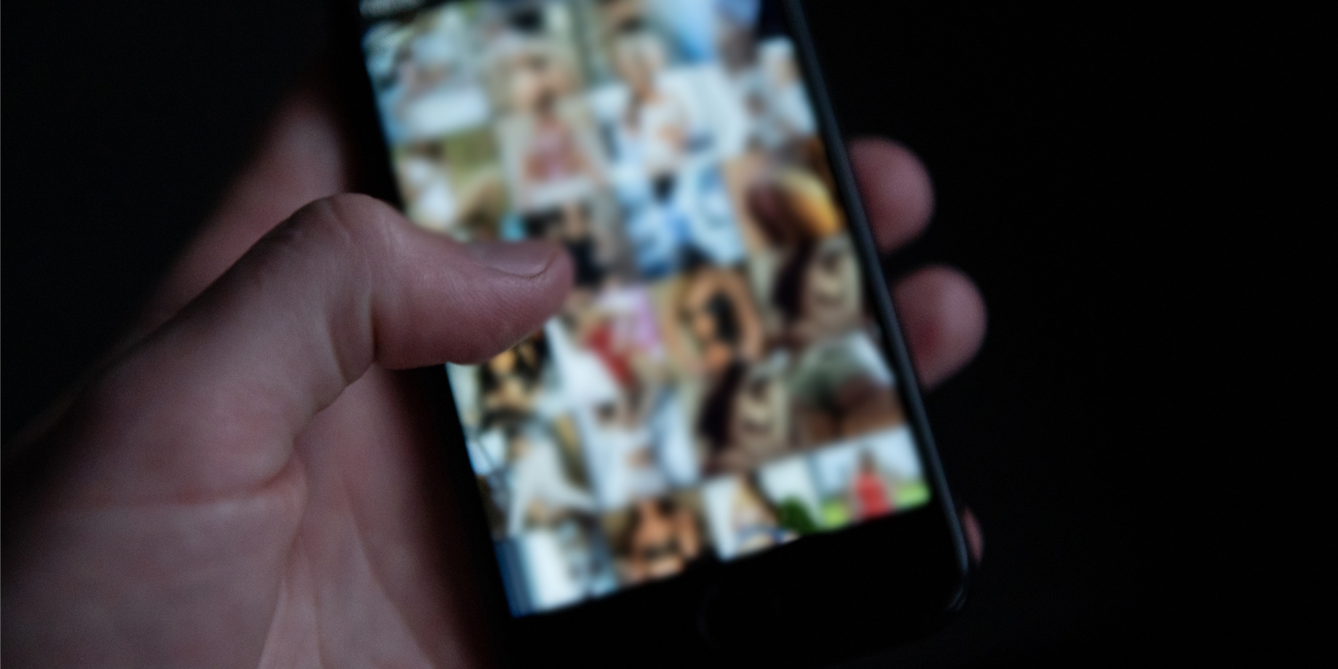 Smartphone mit unkenntlich gemachten Kinderporno-Fotos.