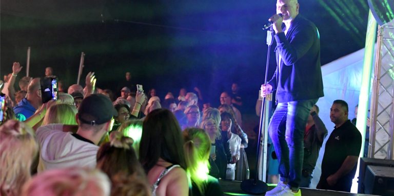 Stargast Olaf Henning brachte die Stimmung bei „We Love Lünen“ am Samstagabend bei seinem Auftritt im Freibad Cappenberger See endgültig auf den Höhepunkt.