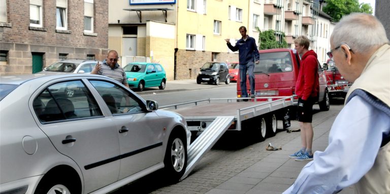 Karl-Heinz Vogel (92) beobachtet vor seinem Wohnhaus an der Hagener Straße, wie sein Skoda Oktavia für den Abtransport ins Ahrtal verladen wird.