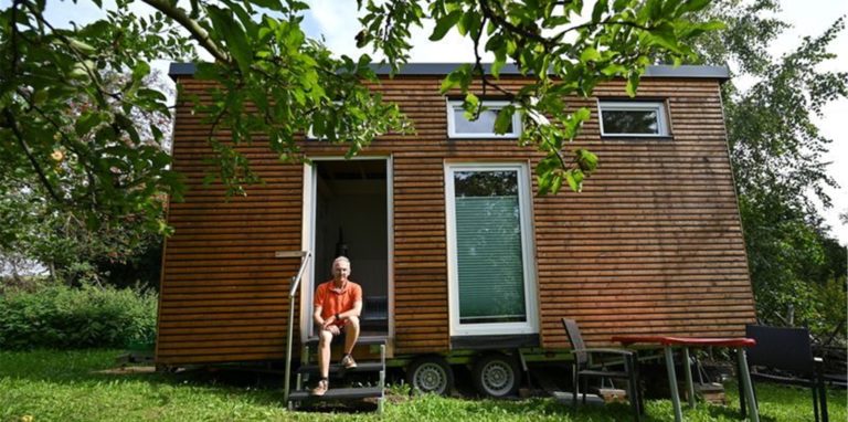 Tiny Houses sind kleine, zumeist transportable Häuser, die trotz geringer Grundfläche ihren Bewohnern alles bieten sollen, was sie zum Leben brauchen.