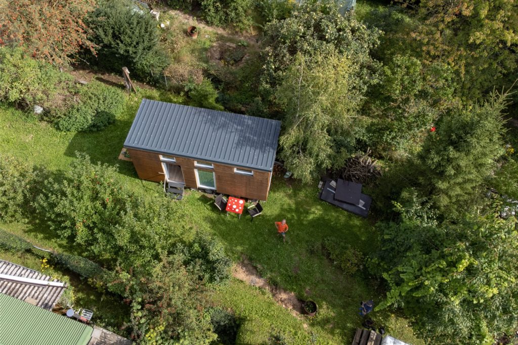 title attribut Uwe Christofs Tiny House steht in seinem Schrebergarten.
