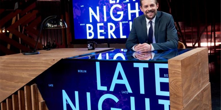 Politik statt Show: ProSieben-Entertainer Klaas Heufer-Umlauf hat in seiner Sendung «Late Night Berlin» Kinderreporter auf die Kanzlerkandidaten Laschet und Scholz angesetzt.