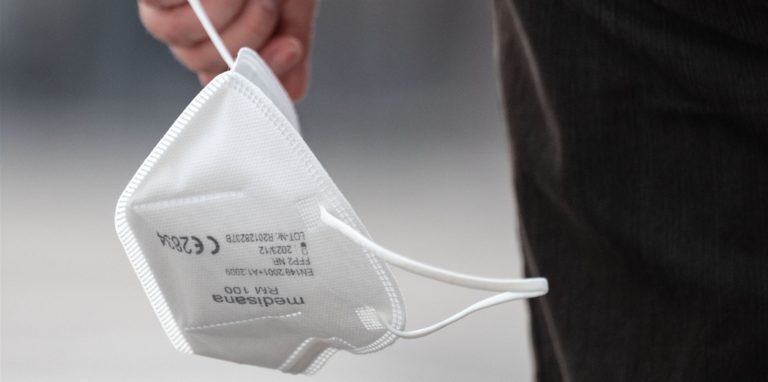 Eine Passantin trägt eine FFP2-Maske in der Hand. (Symbolbild)