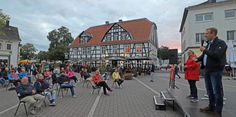 Bundesumweltministerin Svenja Schulze (auf der Bühne) lud am Donnerstagabend zu einer Diskussionsveranstaltung auf den Markt in Fröndenberg ein.