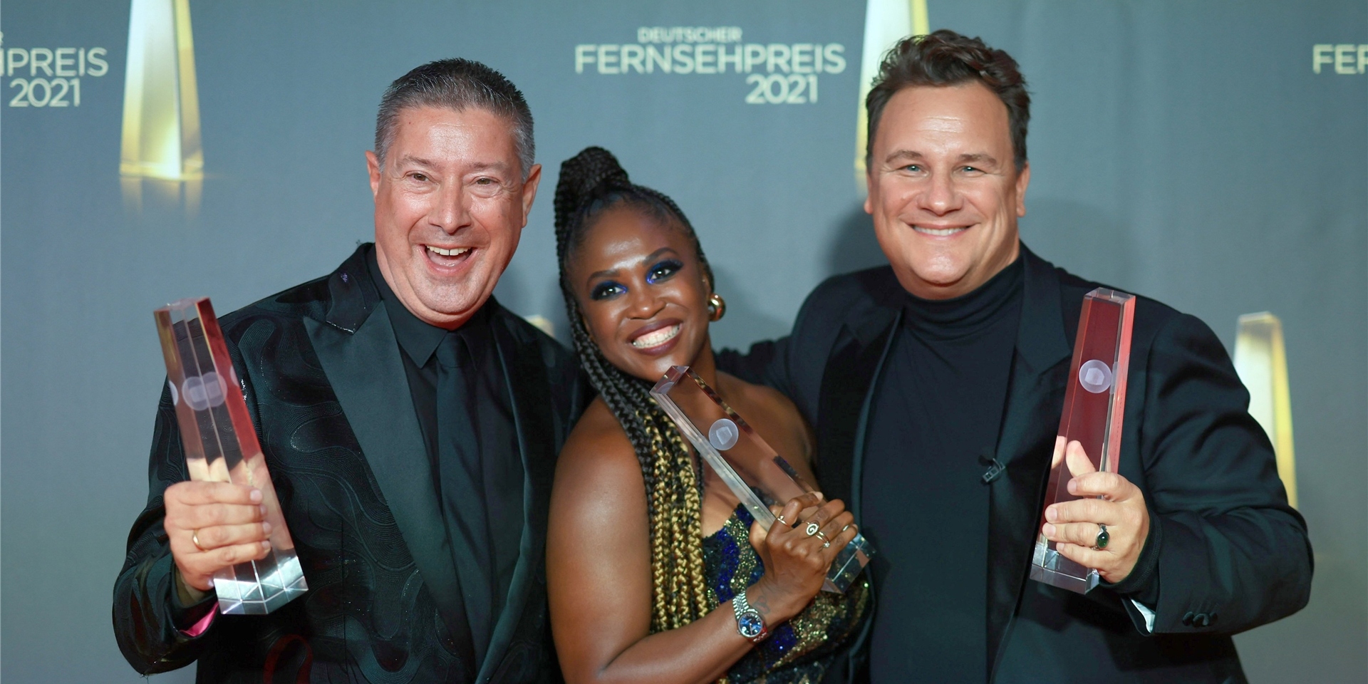 Let’s Dance Juror Joachim Llambi (l-r), Tänzerin Motsi Mabuse und Modedesigner Guido Maria Kretschmer freuen sich nach der Verleihung des Deutschen Fernsehpreises 2021 im Tanzbrunnen über die Auszeichnung in der Kategorie «Bestes Factual Entertainment» für «Showtime of my Life – Stars gegen Krebs».