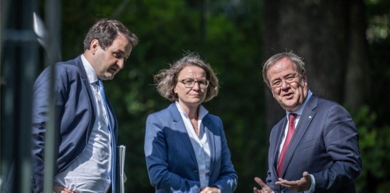 Armin Laschet (r) spricht mit Ina Scharrenbach (CDU), Landesministerin für Heimat, Kommunales, Bau und Gleichstellung, sowie Nathanael Liminski, Chef der Staatskanzlei, nach einer auswärtigen Sitzung des Landeskabinetts in Berlin.