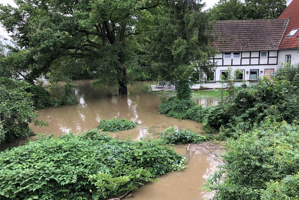 title attribut Das Hochwasser der Ruhr, das um den 15. Juli Fröndenberg erreichte, setzte Keller und Terrasse eines Wohnhauses in Langschede nahe der Ruhrbrücke unter Wasser. Auch viele andere Privathaushalte waren betroffen.
