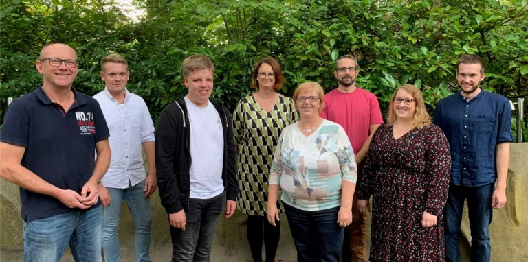 Der neue Vorstand der Freilichtbühne (v.l.): Christoph Bergmann (1. Vorsitzender), Marvin Müller (Beisitzer), Johannes Schwarze (Jugendvertretung), Simone Littau (2. Kassiererin), Ulrike Maß (1. Kassiererin), Holger Schulte (2. Geschäftsführer), Desiree Dithmer (1. Geschäftsführerin), Marius Przybilla (2. Vorsitzender).
Es fehlen auf dem Foto: Sophie Wesselmann (Jugendvertretung) und Gunar Krause (Schriftführer)