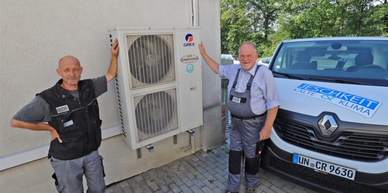 Ralph Preuß (l.) und Reinhard Jeschkeit von der Firma Kälte-Klima Jeschkeit haben dafür gesorgt, dass bei Betroffenen im Ahrtal die Klimageräte angeschlossen wurden.