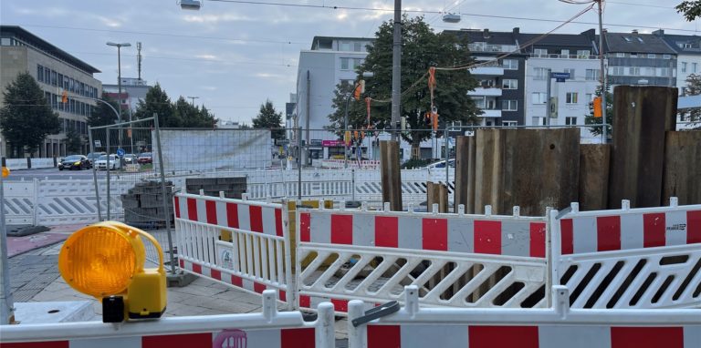 Die Baustellen-Situation an Schwanen- und Ostwall frustriert die Gewerbetreibenden vor Ort. Unser Autor schlägt vor, wie man dem Ärger zumindest etwas beikommen könnte.