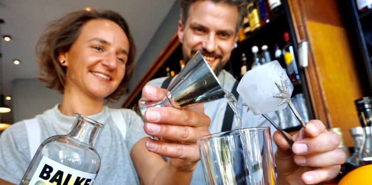 Die Dortmunder Cocktailbar Balke, hier Barchef Marc Hüggenberg (r.), hat zusammen mit der Traditionsbrennerei Krämer einen eigenen Gin entwickelt.