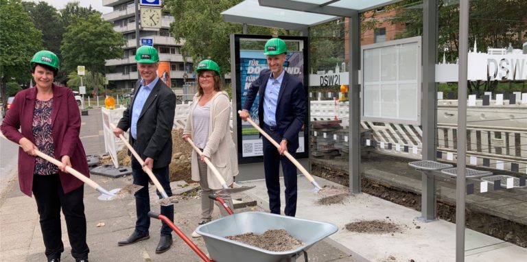Die Verantwortlichen von RBL Media und DSW21 beim gemeinsamen Spatenstich für die neue Bushaltestelle in der Markgrafenstraße.