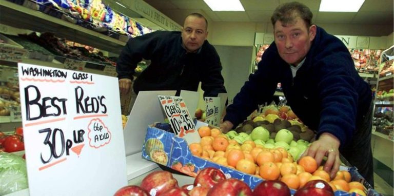 Zeiten ändern sich: Der Lebensmittelhändler Steven Thoburn (r) wurde 2001 zu einer Geldbuße verurteilt, weil er Bananen im Wert von 34 Pence (heute 40 Cent) nicht in Kilogramm angegeben hatte.